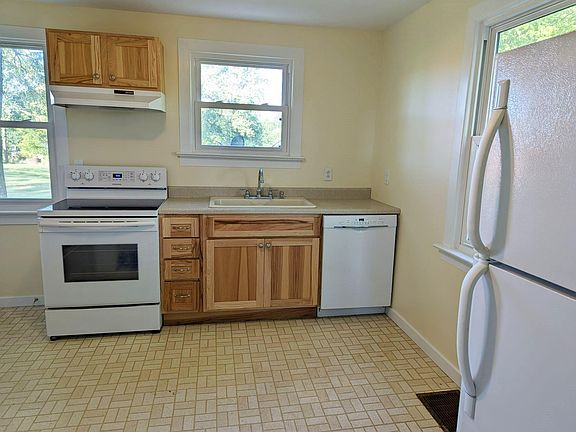 Smooth top range, double sink, Bosch dishwasher