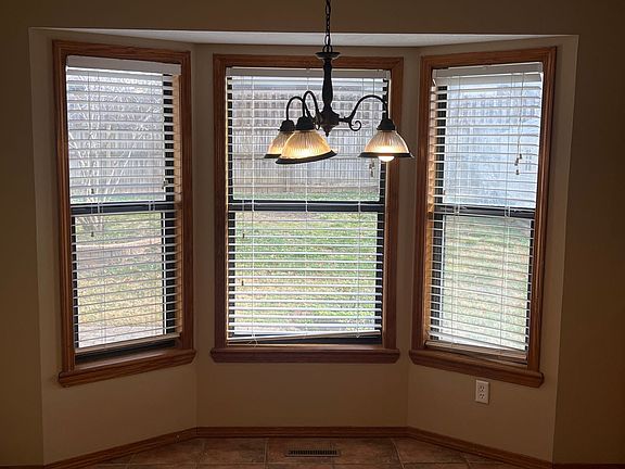3rd image of 906 N Zed Tennis St