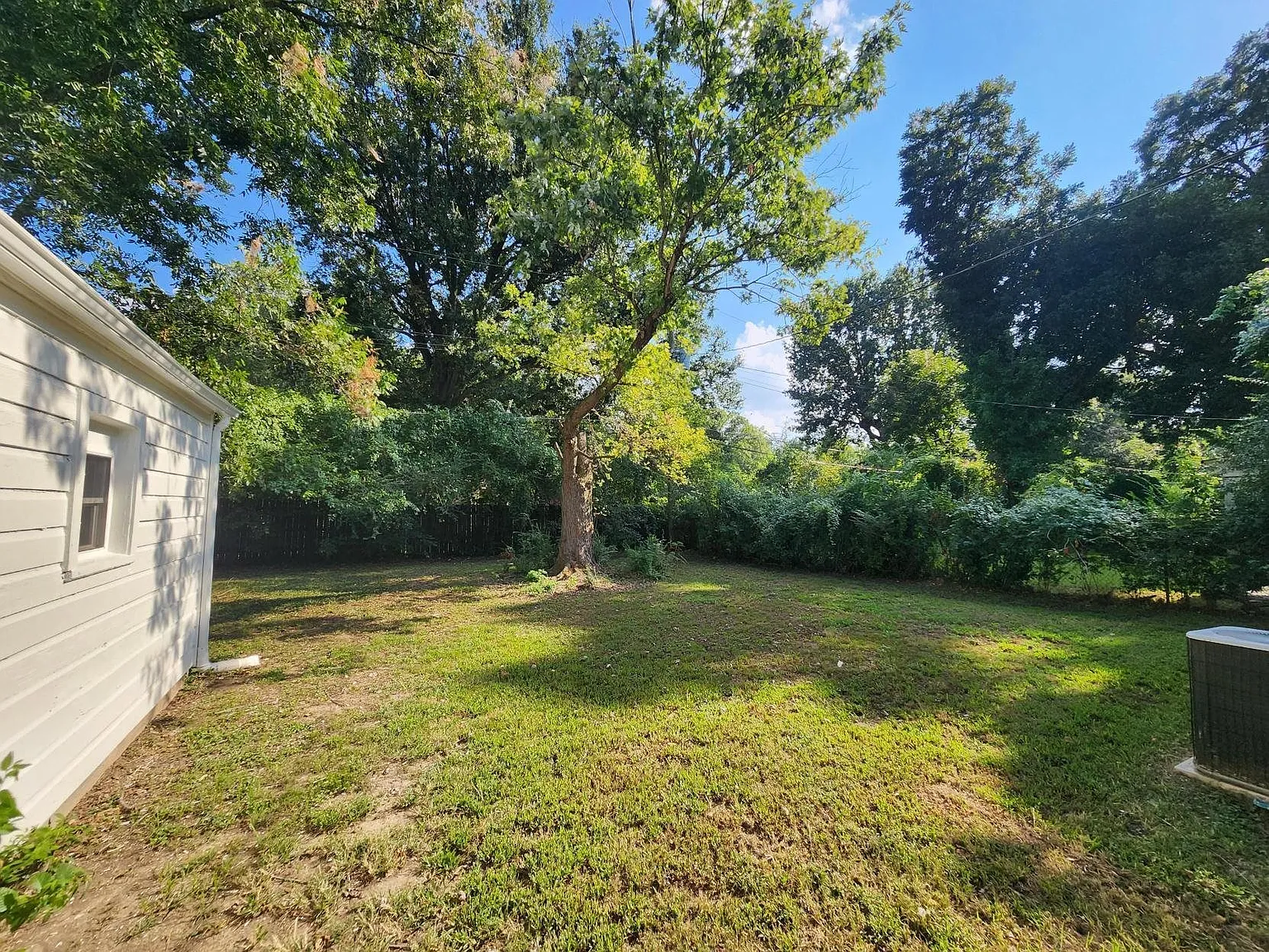3 bed, 1.0 bath, 1328 sqft, $1,325 — Photo 3