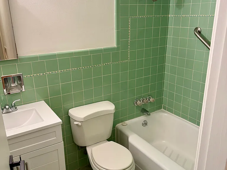 715 Kirkshire Dr — Photo 8