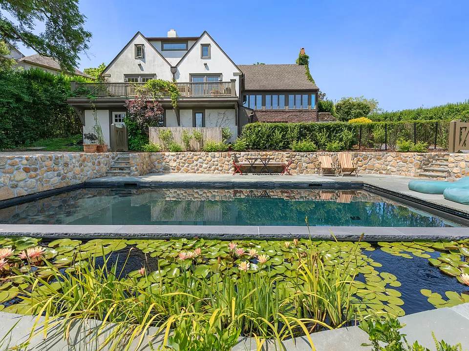 52 Fairlawn Dr
