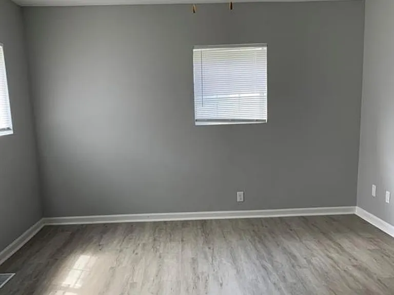 1524 E Legrande Ave — Photo 5