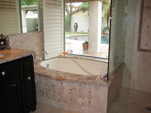Soaking tub w/view
