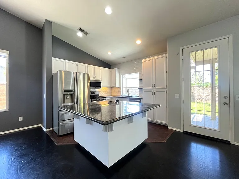 511 Shasta Dr — Photo 7