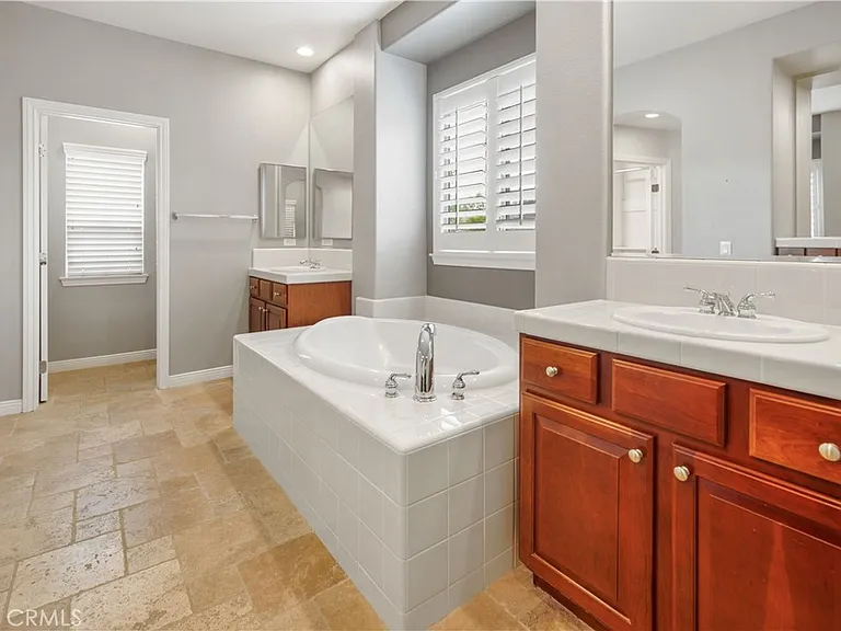 1 Bower Ln — Photo 23