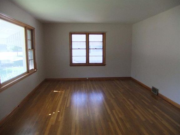 5th image of 407 NE 10th St