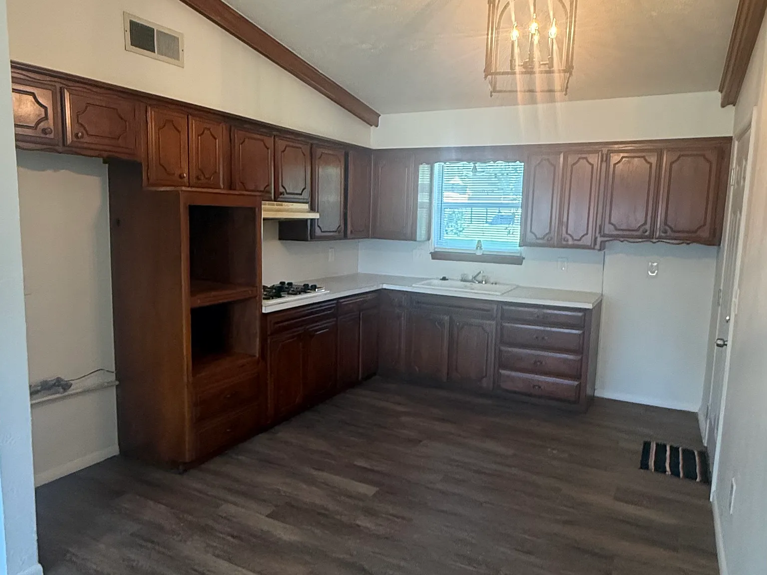 3 bed, 878 sqft, $1,300 — Photo 4