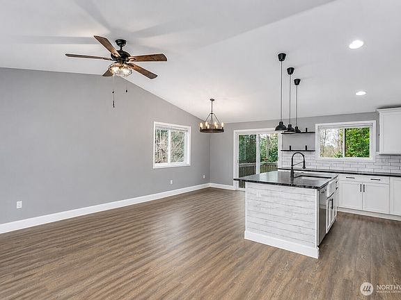 5th image of 8618 74th Drive NE