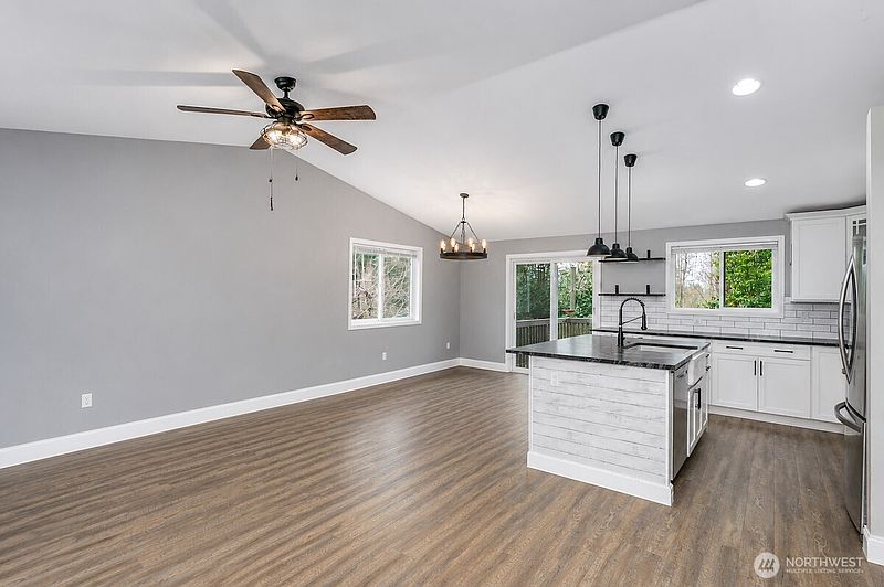 5th image of 8618 74th Drive NE