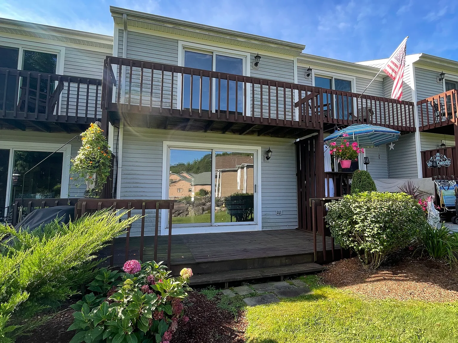 2 bed, 1.5 bath, 1168 sqft, $2,400 — Photo 3