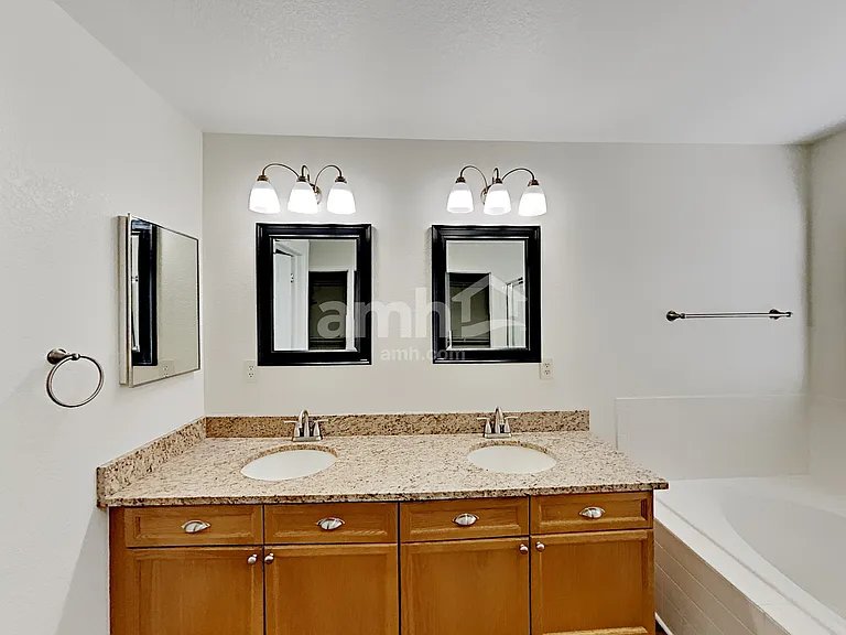 2542 S Genoa St — Photo 12