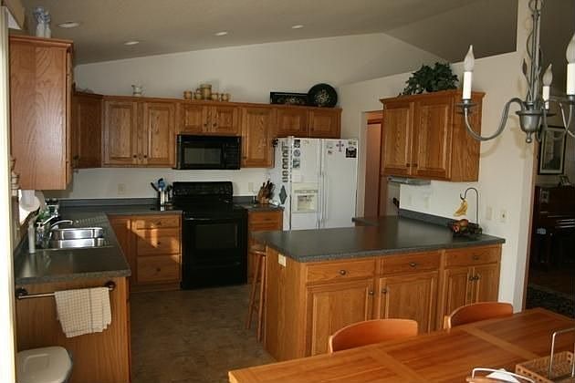 1st image of 624 N 6th St