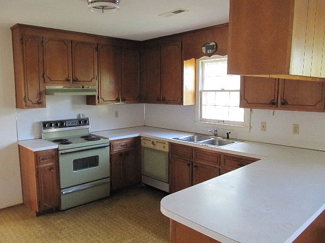 2nd image of 3587 Edwardsville Rd