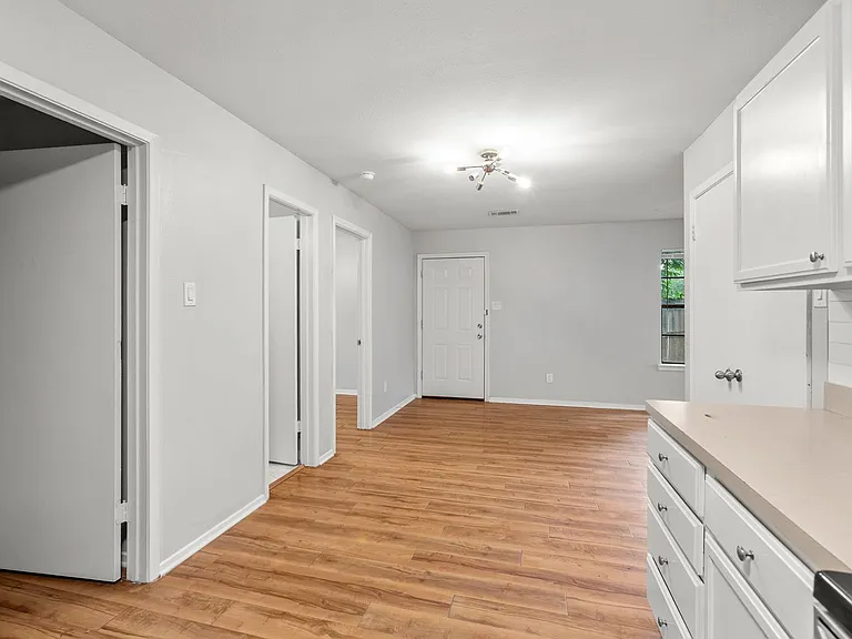 1208 Hillyer St — Photo 5