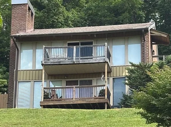 56 Doe Highlands Dr, Hillsville, VA 24343