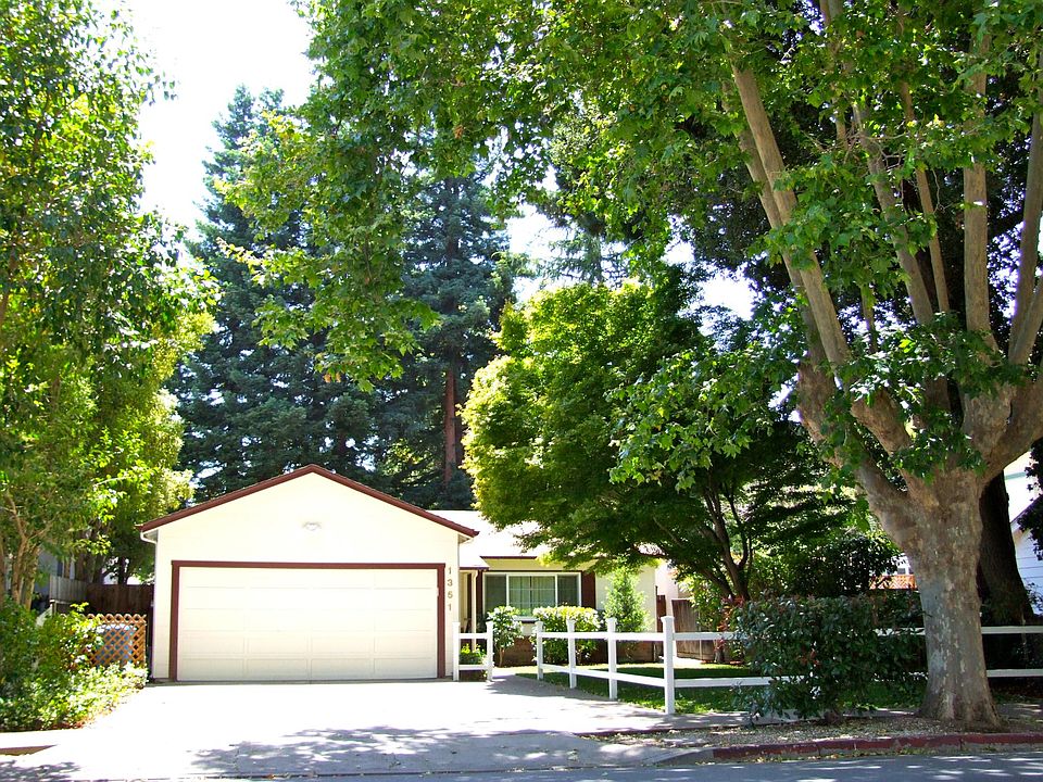 FRONT VIEW OF 1351 UNIVERSITY DRIVE HOME