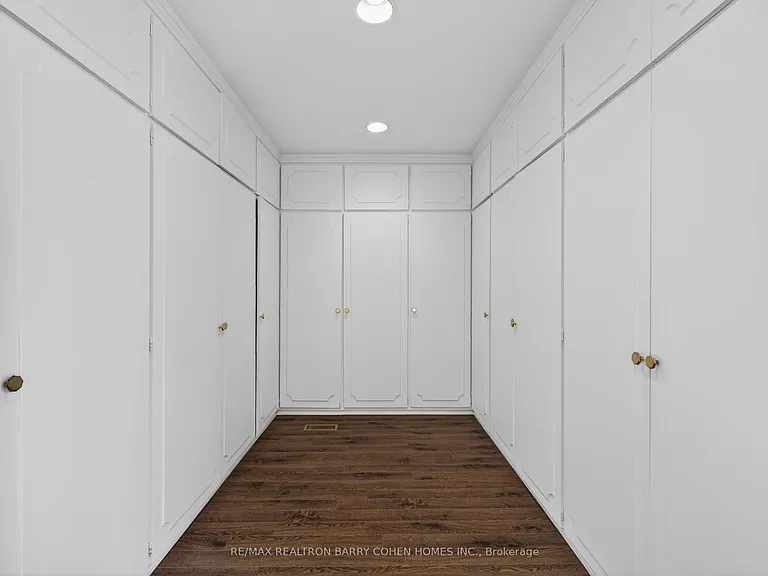 21 Tudor Gate — Photo 20