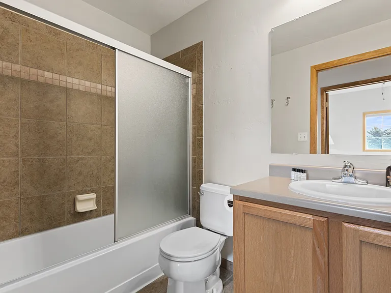 Shared Bathroom 2 with tub/shower combo