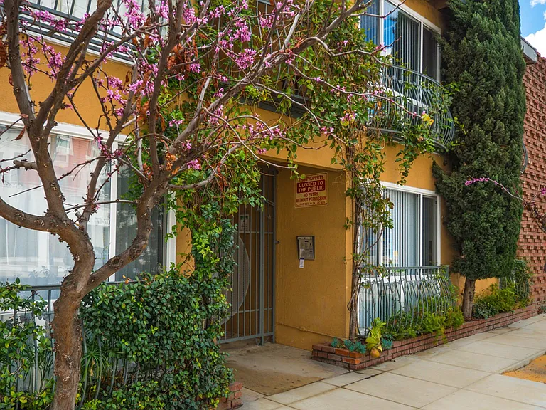 10736 Magnolia Blvd — Photo 7