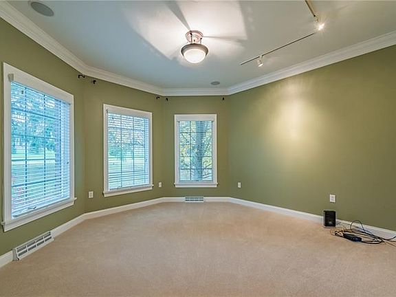 3rd image of 701 Lindwood Dr