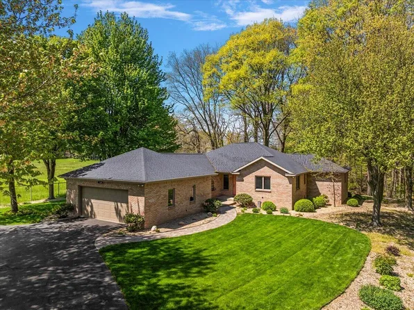 2400 Pine Hill Ct, Saint Joseph, MI 49085