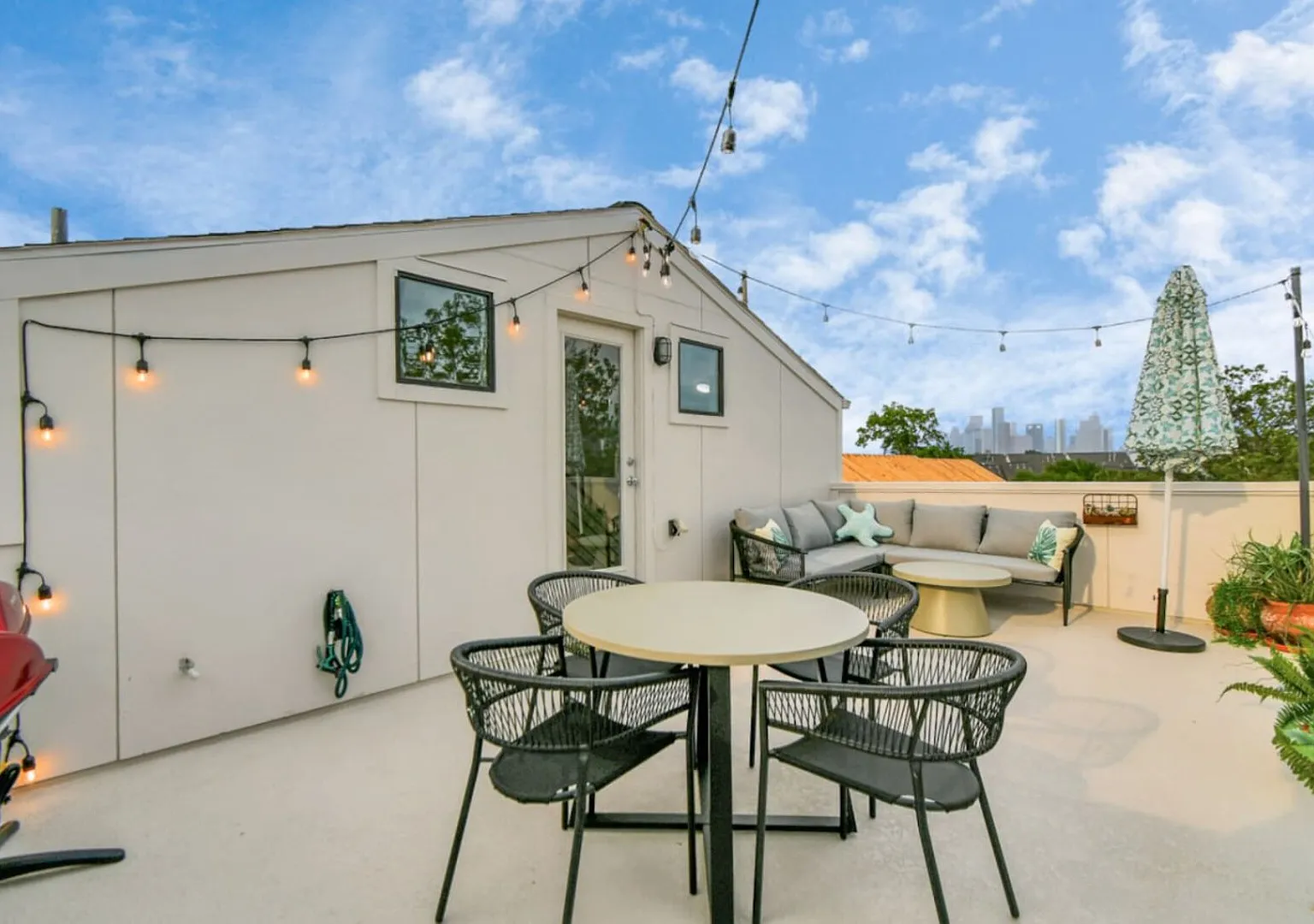 4Bdrm luxury home w skyline view — Photo 1