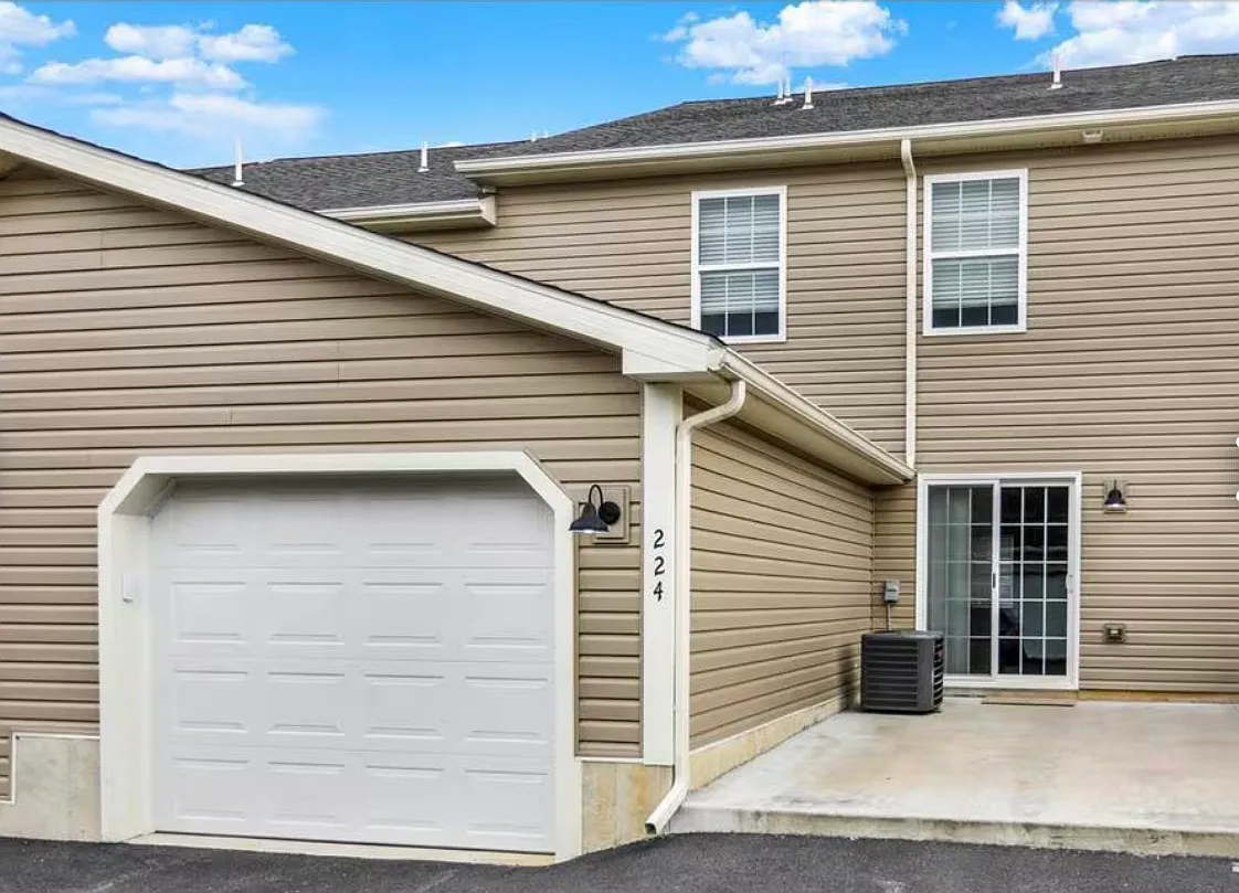 3 bed, 2.5 bath, 2034 sqft, $2,700 — Photo 2