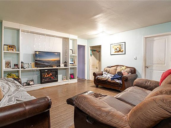 5th image of 313 Eva St