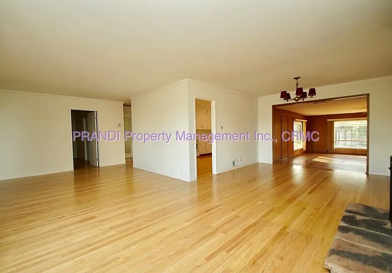1407 Donna St — Photo 3