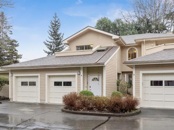 909 Admirals Rd #8, Esquimalt, BC V9A 2P1