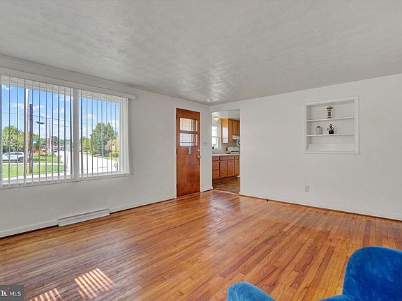 5th image of 130 Knoll Ln