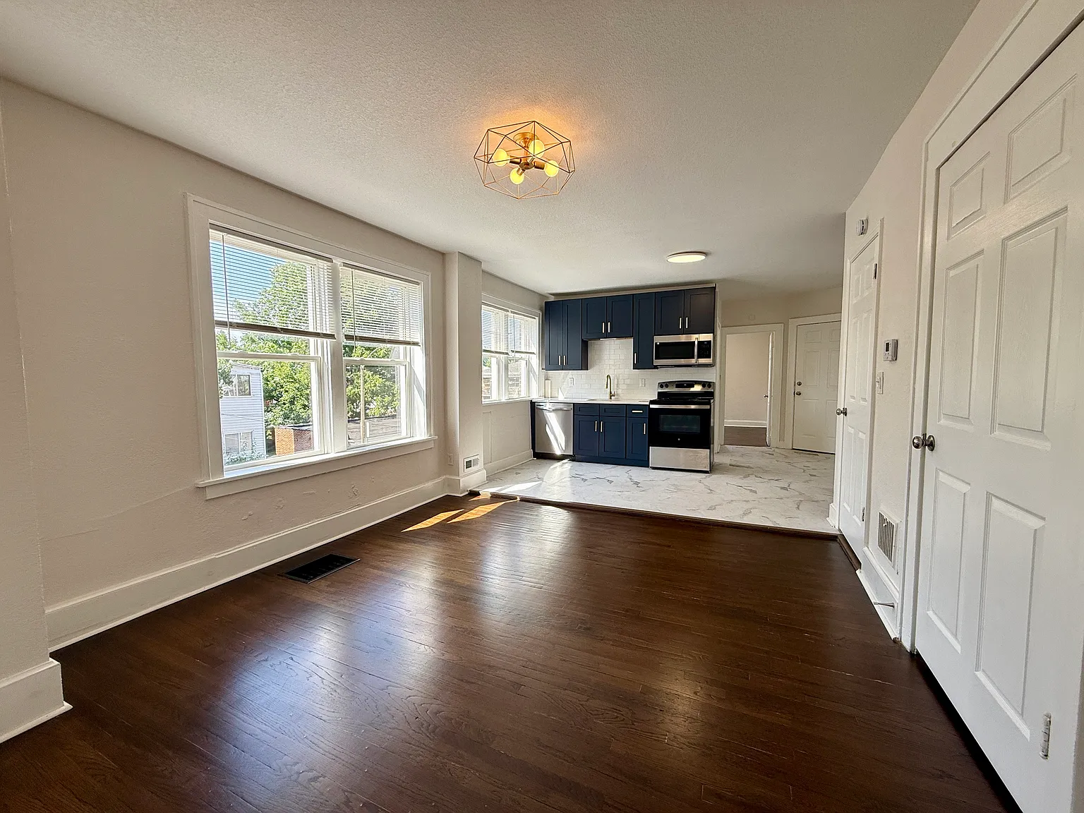 2 bed, 950 sqft, $1,400 — Photo 3