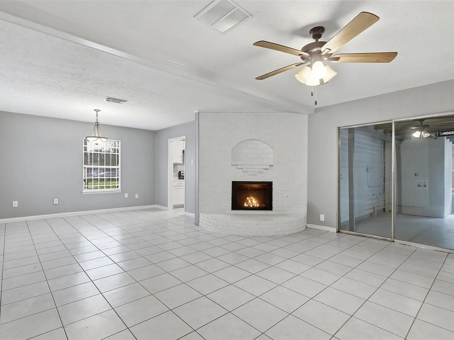 3 bed, 2.0 bath, 1994 sqft, $2,100 — Photo 2