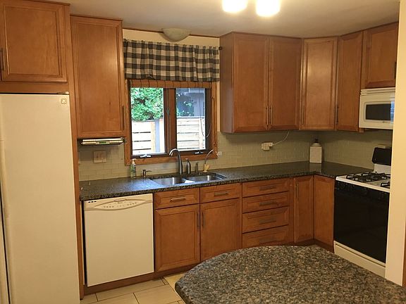3rd image of 115 Paramount Dr