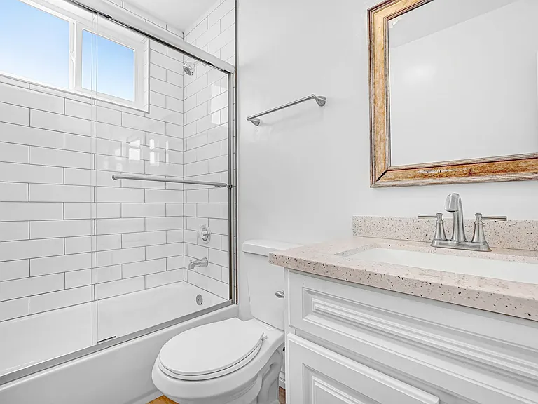 402 Montana Ave in Santa Monica - 4 blocks to the beach! — Photo 11