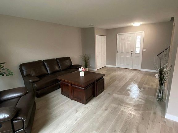 5th image of 910 W Bryn Mawr Ave