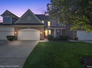 32952 Brookside Cir, Livonia, MI 48152
