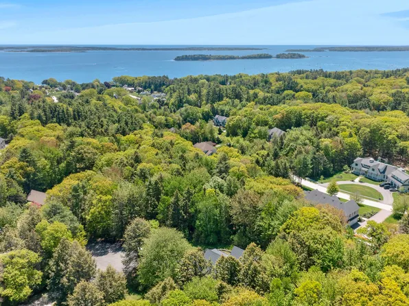 14 Pine Ridge Road, Cumberland, ME 04110