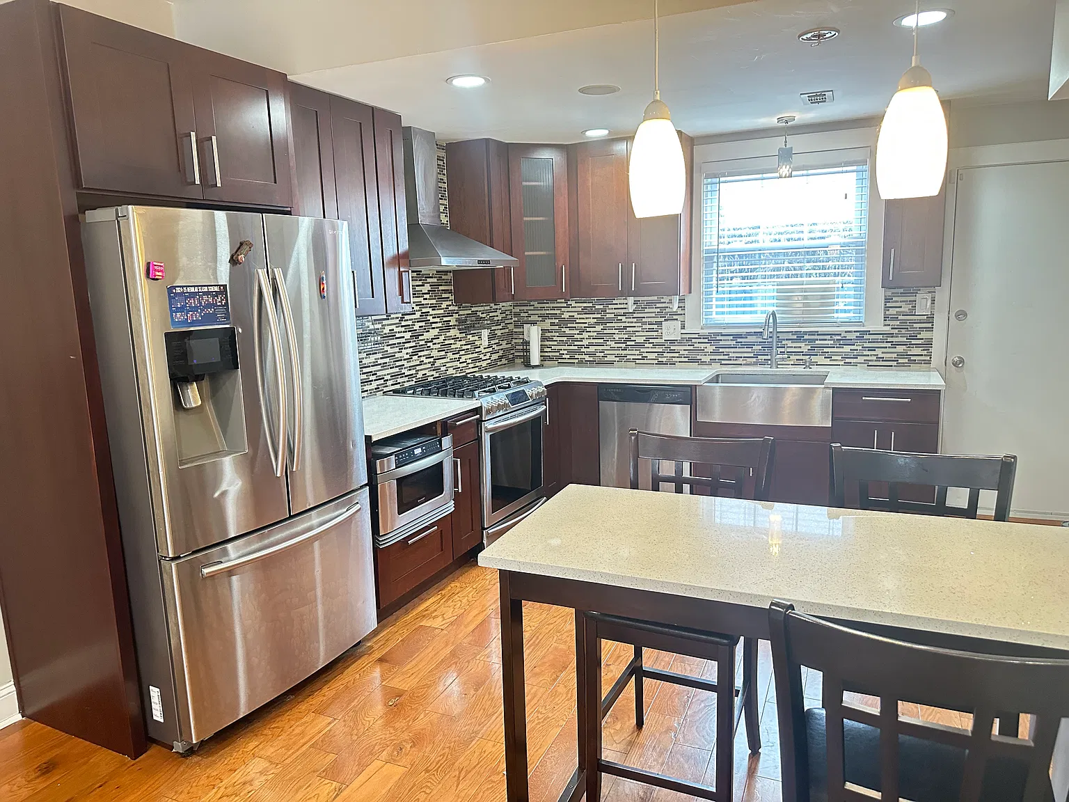 2 bed, 900 sqft, $1,600 — Photo 3
