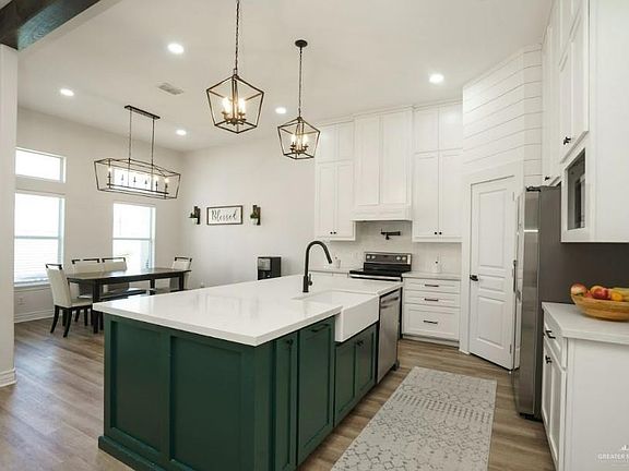 5th image of 618 Persimmon Ave