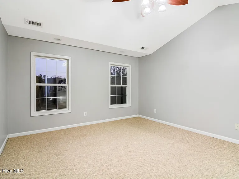 102 Huntington Ct — Photo 24