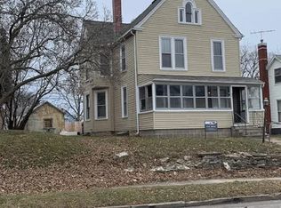 807 S 9th St, Burlington, IA 52601