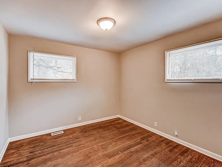 909 Winchester Dr — Photo 14