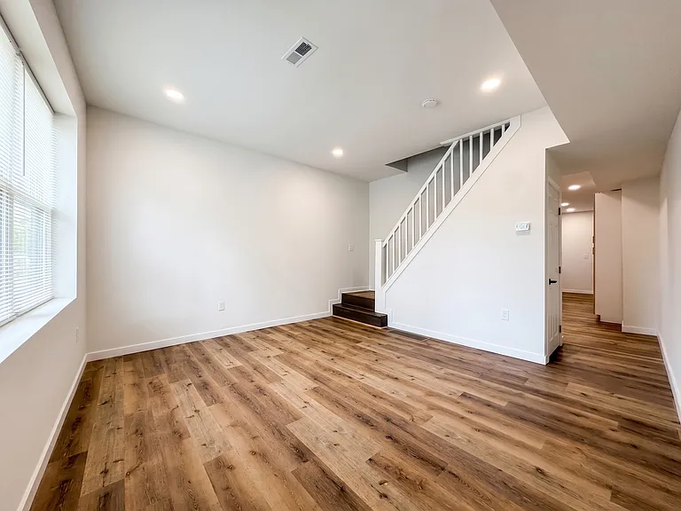 2020 E Huntingdon St — Photo 2