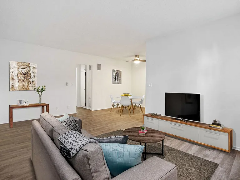 Vinton Apartments — Photo 9