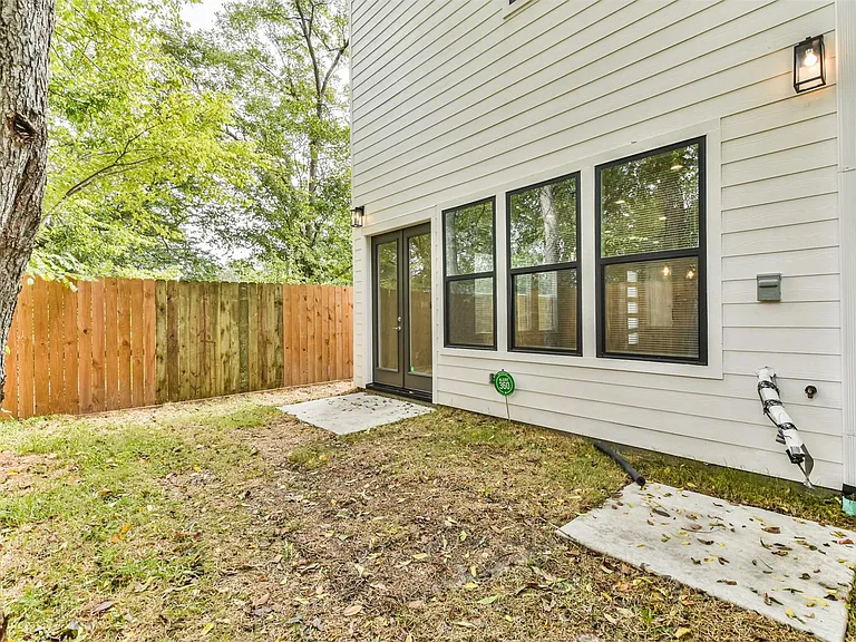 810 Mansfield St — Photo 10