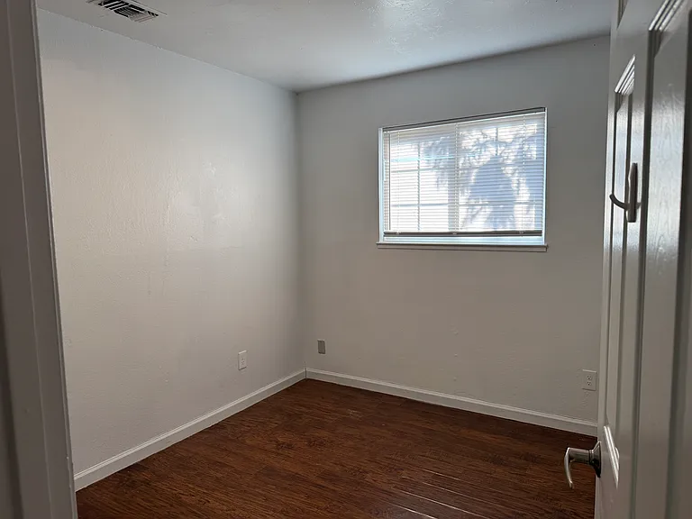 8918 Phoenix Ave — Photo 9