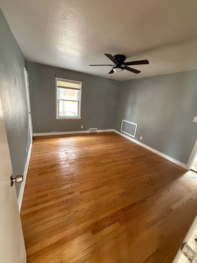 5284 N Teutonia Ave — Photo 2