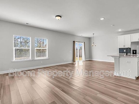 4th image of 247 Lucca Dr