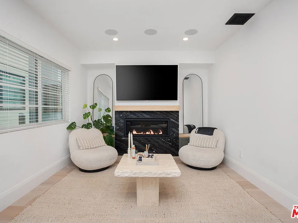 107 S Flores St #1/4